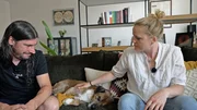 Hund Angus uns seine Besitzer:innen auf dem Sofa Hund Angus uns seine Besitzer:innen auf dem Sofa