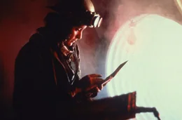 Pittsburgh, Anfang der 80er Jahre: In der sch&auml;bigen amerikanischen Industriestadt verdient sich die 18-j&auml;hrige Alex (Jennifer Beals) ihren Lebensunterhalt als Schwei&szlig;erin in einem Stahlwerk.