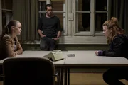 Gelingt es der eiskalt agierenden Lydia (Josefine Preu&szlig;, r.), auch Sarah (Inez Bj&oslash;rg David, l.) und Peter (Andr&eacute; Szymanski, 2.M.) von ihrer Unschuld zu &uuml;berzeugen?
