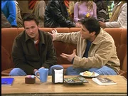 Chandler (Matthew Perry, li.) hat erfahren, dass Monica ursprünglich eine Nacht mit Joey (Matt LeBlanc, re.) verbringen wollte. Chandler (Matthew Perry, li.) hat erfahren, dass Monica ursprünglich eine Nacht mit Joey (Matt LeBlanc, re.) verbringen wollte.