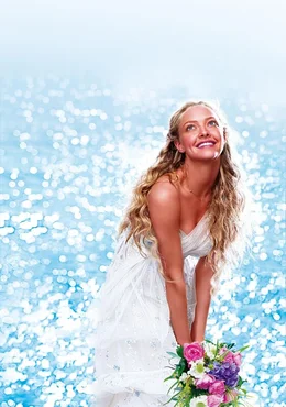 MAMMA MIA - Artwork - Die junge Sophie Sheridan (Amanda Seyfried) will heiraten und zur Hochzeit ihren leiblichen Vater einladen. Doch es gibt drei potenzielle Vaterschafts-Kandidaten, mit denen ihre Mutter Donna damals einen Sommerflirt hatte ...