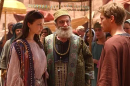 Als Judah (Joseph Morgan, r.) Simonides' (Sim&oacute;n Andreu, M.) selbstbewusste und gebildete Tochter Ester (Emily VanCamp, l.) kennen lernt, ist es Liebe auf den ersten Blick. Kurz vor der Hochzeit kommt es zu einem tragischen Ungl&uuml;ck, dass das Leben aller gewaltig ver&auml;ndert ...