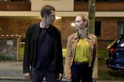 W&auml;hrend die Kriminalbeamtin Sarah B&auml;umler (Inez Bj&oslash;rg David, r.) von Noras Unschuld &uuml;berzeugt ist, glaubt ihr Kollege Peter Leyen (Andr&eacute; Szymanski, l.), dass die &Auml;rztin das ganze Drama inszeniert hat, weil sie ihren Ehemann loswerden wollte ...