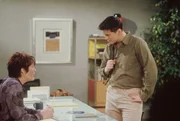 Joey (Matt LeBlanc, r.) hat die Aussicht auf die Hauptrolle in einem Film: Möglichst authentisch soll er einen katholischen Einwanderer verkörpern. Titel: Friends Joey (Matt LeBlanc, r.) hat die Aussicht auf die Hauptrolle in einem Film: Möglichst authentisch soll er einen katholischen Einwanderer verkörpern. Titel: Friends