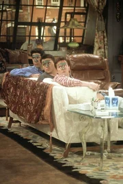 Ross (David Schwimmer, l.), Joey (Matt LeBlanc, M.) und Chandler (Matthew Perry, r.) scheuen keine Mühen, um ihrer strapazierten Haut etwas Gutes zu tun. Titel: Friends Ross (David Schwimmer, l.), Joey (Matt LeBlanc, M.) und Chandler (Matthew Perry, r.) scheuen keine Mühen, um ihrer strapazierten Haut etwas Gutes zu tun. Titel: Friends