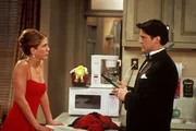 Rachel (Jennifer Aniston, li.) versucht Joey (Matt LeBlanc) klarzumachen, dass er die Trophäe, die er gestohlen hat, zurückgeben muss. Rachel (Jennifer Aniston, li.) versucht Joey (Matt LeBlanc) klarzumachen, dass er die Trophäe, die er gestohlen hat, zurückgeben muss.
