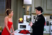 Rachel (Jennifer Aniston, l.) versucht Joey (Matt LeBlanc, r.) Rachel (Jennifer Aniston, l.) versucht Joey (Matt LeBlanc, r.)