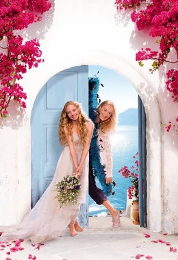Die alleinerziehende Donna (Meryl Streep, r.) lebt zusammen mit ihrer Tochter Sophie (Amanda Seyfried, l.) auf einer griechischen Insel. Zu ihrer Hochzeit w&uuml;rde Sophie gerne ihren Vater einladen, doch es gibt drei potenzielle Vaterschafts-Kandidaten, mit denen ihre Mutter einst einen Sommerflirt hatte ...