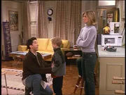 Ross (David Schwimmer, l.) erklärt seinem Sohn Ben (Cole Sprouse, M.), dass die Streiche, die Rachel (Jennifer Aniston) ihm beigebracht hat, gar nicht lustig sind. Titel: Friends Ross (David Schwimmer, l.) erklärt seinem Sohn Ben (Cole Sprouse, M.), dass die Streiche, die Rachel (Jennifer Aniston) ihm beigebracht hat, gar nicht lustig sind. Titel: Friends