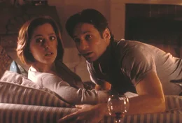 Scully (Gillian Anderson, l.) wird von ihrem Kollegen Mulder (David Duchovny, r.) pl&ouml;tzlich heftig umworben. Was steckt wohl dahinter?