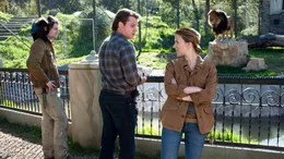 Benjamin Mee (Matt Damon, Mi.) mit  Kelly Foster (Scarlett Johansson) und Tierpfleger Robin Jones (Patrick Fugit); Benjamin Mee (Matt Damon, Mi.) mit  Kelly Foster (Scarlett Johansson) und Tierpfleger Robin Jones (Patrick Fugit)