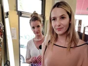 Julia (r.) und Shoppingbegleitung Julia