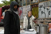 Daniel (Raphael Vogt, l.) und Maria (Josephine Martz, r.) verfolgen das Drama um Jascha und seine Freunde ... Daniel (Raphael Vogt, l.) und Maria (Josephine Martz, r.) verfolgen das Drama um Jascha und seine Freunde ...