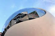 Mit ihren schwungvollen Rundungen bringt die Bauskulptur von Oscar Niemeyer ein Stück brasilianische Leichtigkeit ins Industriegebiet von Leipzig-Neulindenau. Mit ihren schwungvollen Rundungen bringt die Bauskulptur von Oscar Niemeyer ein Stück brasilianische Leichtigkeit ins Industriegebiet von Leipzig-Neulindenau.