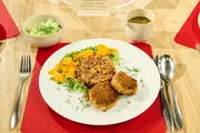 Leibgericht: Traditionelle schlesische Karminadle mit Liebst&ouml;ckelsauce, Buchweizengraupen mit Speckgrieben, Erbsen-M&ouml;hren-Gem&uuml;se und Gurken-Dill-Salat von Dariusz Wieczorek