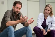 Julia Berger (Mirka Pigulla, r.) steht dem werdenden Vater Dominik Maringer (Dominik Maringer, l.) zur Seite. Julia Berger (Mirka Pigulla, r.) steht dem werdenden Vater Dominik Maringer (Dominik Maringer, l.) zur Seite.