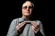 Richard verlor im Alter von 10 Jahren durch ein Gummigeschoss sein Augenlicht. Richard verlor im Alter von 10 Jahren durch ein Gummigeschoss sein Augenlicht.