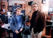 David Ryman (Andrew Sabiston, l.) und MacGyver (Richard Dean Anderson, r.) beobachten, wie Professor Ryman ein Leck in einer Leitung abdichtet. David Ryman (Andrew Sabiston, l.) und MacGyver (Richard Dean Anderson, r.) beobachten, wie Professor Ryman ein Leck in einer Leitung abdichtet.