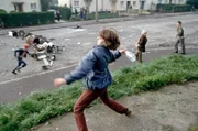 Ann Marie, 10 Jahre alt, wirft 1981 während eines Aufstands in Belfast Flaschen auf britische Soldaten. Ann Marie, 10 Jahre alt, wirft 1981 während eines Aufstands in Belfast Flaschen auf britische Soldaten.