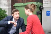 Als Lisa (Svenja Jung) auf einen Überfall aufmerksam wird, eilt sie zu Hilfe und muss erkennen, dass es sich bei dem Opfer um Simon (Ron Holzschuh) handelt. Sie ahnt nicht, dass dieser den Überfall inszeniert hat... Als Lisa (Svenja Jung) auf einen Überfall aufmerksam wird, eilt sie zu Hilfe und muss erkennen, dass es sich bei dem Opfer um Simon (Ron Holzschuh) handelt. Sie ahnt nicht, dass dieser den Überfall inszeniert hat...