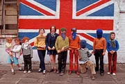 Kinder aus einem Viertel protestantischer Unionisten in Belfast vor einem Wandbild mit der Flagge des Union Jack, Nordirland, 1971 Kinder aus einem Viertel protestantischer Unionisten in Belfast vor einem Wandbild mit der Flagge des Union Jack, Nordirland, 1971