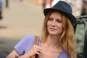 Die hübsche Anna (Esther Schweins) macht in Myanmar eine unerwartete Bekanntschaft. Die hübsche Anna (Esther Schweins) macht in Myanmar eine unerwartete Bekanntschaft.