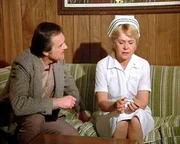 Dr. Asten (John S. Ragin) tröstet Schwester Lynne Buchanan (Georgann Johnson), die vom Dienst suspendiert wurde. Dr. Asten (John S. Ragin) tröstet Schwester Lynne Buchanan (Georgann Johnson), die vom Dienst suspendiert wurde.