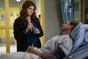 Nachdem Jake (Josh Lucas, r.) mit einer schweren Schussverletzung ins Krankenhaus eingeliefert wurde, macht sich Laura (Debra Messing, l.) gro&szlig;e Sorgen um ihn ...