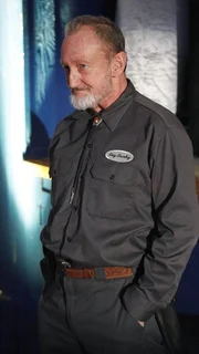Welche Rolle spielt der High School-Hausmeister Ray Buxley (Robert Englund), der damals in den Verdacht geriet, eine ehemalige Mitschülerin Bones umgebracht zu haben, in Bones neuestem Fall? Welche Rolle spielt der High School-Hausmeister Ray Buxley (Robert Englund), der damals in den Verdacht geriet, eine ehemalige Mitschülerin Bones umgebracht zu haben, in Bones neuestem Fall?