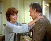 Quincy (Jack Klugman) sorgt sich um Dr. Astens Frau Louise (Cynthia Harris), die gesundheitliche Probleme hat. Quincy (Jack Klugman) sorgt sich um Dr. Astens Frau Louise (Cynthia Harris), die gesundheitliche Probleme hat.
