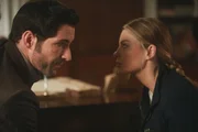 Chloe (Lauren German, r.); Lucifer (Tom Ellis, l.)