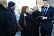 Als ein Fahrradkurier in den Stra&szlig;en von New York erschossen wird, beginnen Laura (Debra Messing, M.) und Billy (Laz Alonso, l.) mit den Ermittlungen. Doch kann ihnen der Tribeca Film Festival Director (Ryan Serhant, r.) weiterhelfen?