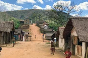 Die Hütten der Madagassen sind aus Holz oder Lehmziegeln gebaut. Die Hütten der Madagassen sind aus Holz oder Lehmziegeln gebaut.