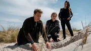 Hendrik Duryn als Tjark Wolf und Isabell Thierauch als Frederike Olsen(m.) Hendrik Duryn als Tjark Wolf und Isabell Thierauch als Frederike Olsen(m.)