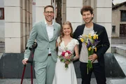 Reporter Spezial – Donat auf Achse. Von Ziegen, Hochzeiten und Organspende. Folge 6. Tom (l.) und Svenja (M.) Gisler an ihrer Hochzeit in Altdorf 2026 Reporter Spezial – Donat auf Achse. Von Ziegen, Hochzeiten und Organspende. Folge 6. Tom (l.) und Svenja (M.) Gisler an ihrer Hochzeit in Altdorf 2026