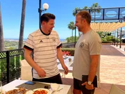 Tim M&auml;lzer (l.) und Bundestrainer Hansi Flick in Marbella, Spanien.