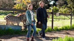 Journalist Benjamin Mee (Matt Damon) sucht einen Neuanfang f&uuml;r sich und seine beiden Kinder und kauft einen Zoo... (Foto, li.: Scarlett Johansson)
