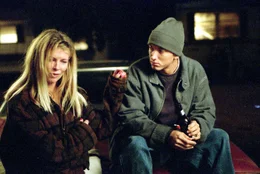 Premiere: "8 Mile". Im Bild: Jimmy (Eminem) und seine Mutter Stephanie (Kim Basinger) betrachten frustriert ihr trostloses Leben.