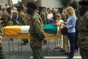 Die 11-jährige Bernadette bei der Beerdigung ihres Vaters Joe McDonnell, dem fünften toten Hungerstreikenden, Belfast, Juli 1981 Die 11-jährige Bernadette bei der Beerdigung ihres Vaters Joe McDonnell, dem fünften toten Hungerstreikenden, Belfast, Juli 1981
