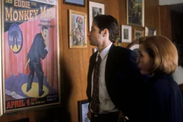 Fox Mulder (David Duchovny, l.); Dana Scully (Gillian Anderson, r.)