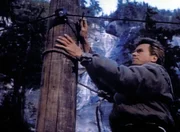 MacGyver (Richard Dean Anderson) versucht, durch die Telefonleitung Morsezeichen zu geben. MacGyver (Richard Dean Anderson) versucht, durch die Telefonleitung Morsezeichen zu geben.