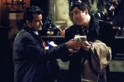 Charlie (Charlie Sheen, l.) und Paul (Richard Kind, r.) bringen es nicht übers Herz, den Waisenkindern die geschenkten Spielsachen wieder wegzunehmen ... Charlie (Charlie Sheen, l.) und Paul (Richard Kind, r.) bringen es nicht übers Herz, den Waisenkindern die geschenkten Spielsachen wieder wegzunehmen ...
