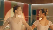 Lena (Jessica Lord, r.) ist immer noch w&uuml;tend auf Thea (Hannah Dodd,l.). Sie will sich revanchieren und plant, Thea hereinzulegen und &ouml;ffentlich zu blamieren.