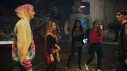 Jeff (Castle Rock Peters, v.l.), Lena (Jessica Lord), Ines (Eubha Akilade), Thea (Hannah Dodd) und Max (Rory J. Saper) beschlie&szlig;en, ein neues St&uuml;ck zu improvisieren, nachdem eine fremde Tanzgruppe ihre Choreographie geklaut und selber aufgef&uuml;hrt hatte.