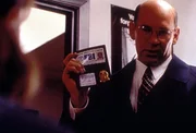 Skinner (Mitch Pileggi) recherchiert im Todesfall einer jungen Frau, die anscheinend durch unzählige Bienenstiche ums Leben kam. Skinner (Mitch Pileggi) recherchiert im Todesfall einer jungen Frau, die anscheinend durch unzählige Bienenstiche ums Leben kam.