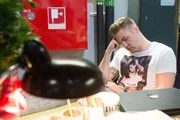 Bambi (Benjamin Heinrich) hofft, dass Sina noch einmal über ihre Zukunftspläne nachdenkt. Bambi (Benjamin Heinrich) hofft, dass Sina noch einmal über ihre Zukunftspläne nachdenkt.