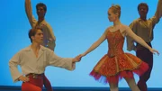 Theas (r. Hannah Dodd) Plan ist aufgegangen, sie tanzt die Rolle, die eigentlich Lena hätte tanzen sollen. (Vorne l: Max (Rory J. Saper). Theas (r. Hannah Dodd) Plan ist aufgegangen, sie tanzt die Rolle, die eigentlich Lena hätte tanzen sollen. (Vorne l: Max (Rory J. Saper).