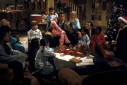 In einem Waisenhaus kümmern sich Charlie (Charlie Sheen, l.), Paul (Richard Kind, M.) und Stuart (Alan Ruck, r.) rührend um die Kleinen, indem sie ihnen Weihnachtsgeschichten vorlesen. In einem Waisenhaus kümmern sich Charlie (Charlie Sheen, l.), Paul (Richard Kind, M.) und Stuart (Alan Ruck, r.) rührend um die Kleinen, indem sie ihnen Weihnachtsgeschichten vorlesen.