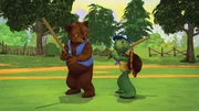 Franklin zeigt B&auml;r, wie er schlagen soll.