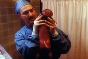 In einer Kleinstadt in West Virginia werden innerhalb kurzer Zeit f&uuml;nf Babys geboren, die alle einen rudiment&auml;ren Schwanz haben. Der Arzt (P. Lynn Johnson) betrachtet entsetzt die Anomalie.